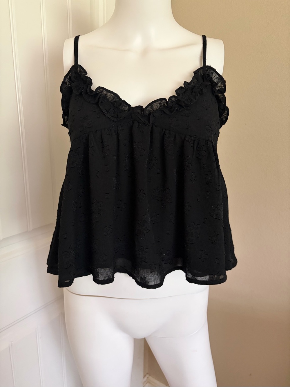 Storia Black Lace Floral Ruffle Cami Crop Top